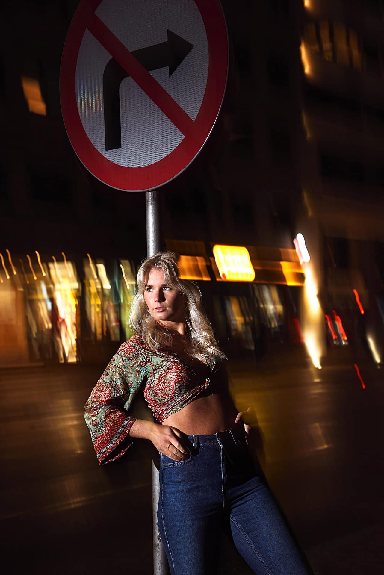 Dani sesja zdjęciowa z kobietą wieczorem w gdyni