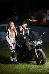 sesja zdjęciowa z parą i motocyklem na plaży w gdyni witomino