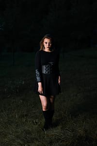 sesja zdjęciowa z modelką wieczorem w Gdyni