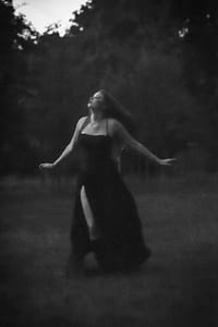 sesja zdjęciowa z modelką wieczorem w Gdyni