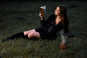 sesja zdjęciowa z modelką wieczorem w Gdyni