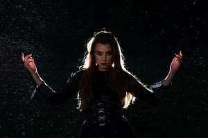 sesja zdjęciowa z modelką wieczorem w Gdyni