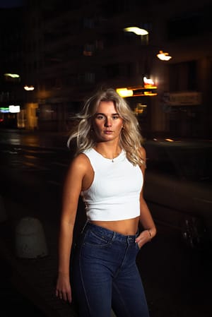 Dani sesja zdjęciowa z kobietą wieczorem w gdyni