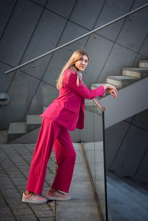 Oliwia sesja zdjęciowa portretowa z dziewczyną za dnia w Gdynia Sea Towers