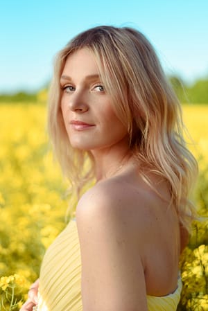 Wiki sesja zdjęciowa z kobietą wiosną w gdyni, w przyrodzie z kwiatami