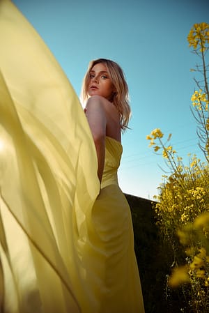 Wiki sesja zdjęciowa z kobietą wiosną w gdyni, w przyrodzie z kwiatami