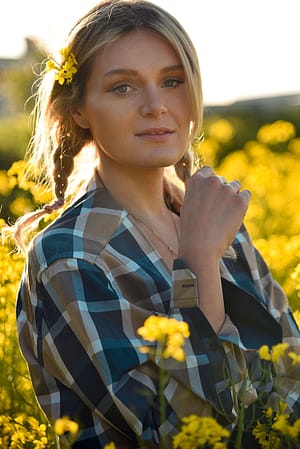 Wiki sesja zdjęciowa z kobietą wiosną w gdyni, w przyrodzie z kwiatami