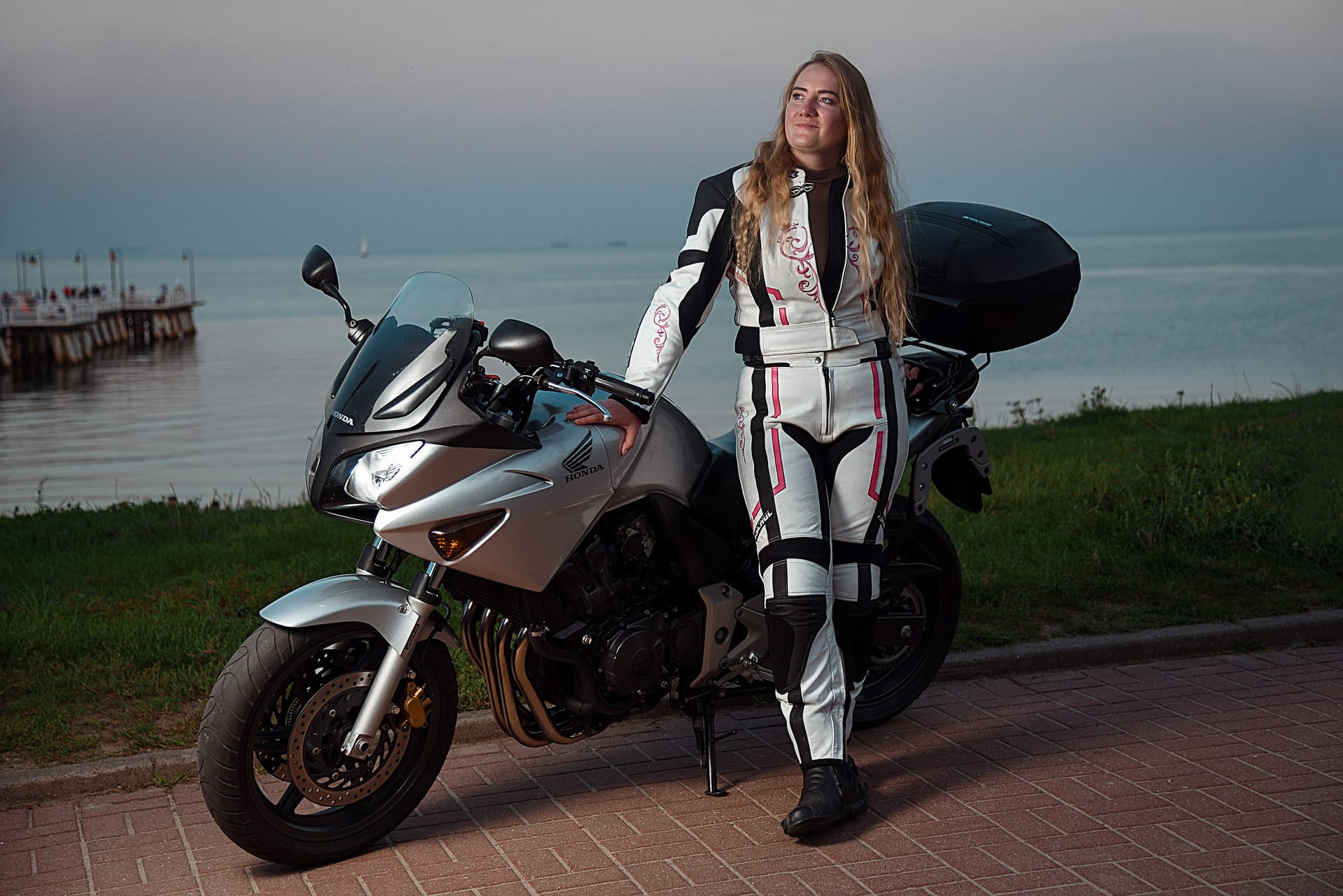 sesja zdjęciowa z parą i motocyklem na plaży w gdyni witomino