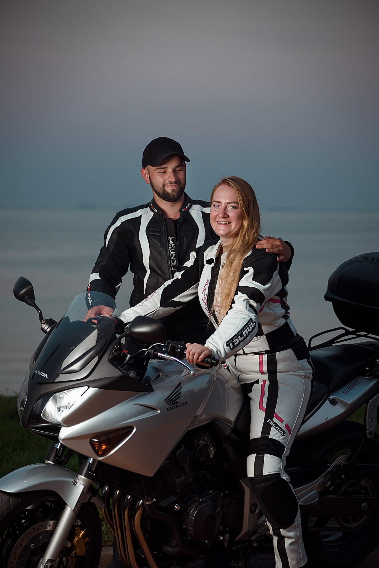 sesja zdjęciowa z parą i motocyklem na plaży w gdyni witomino