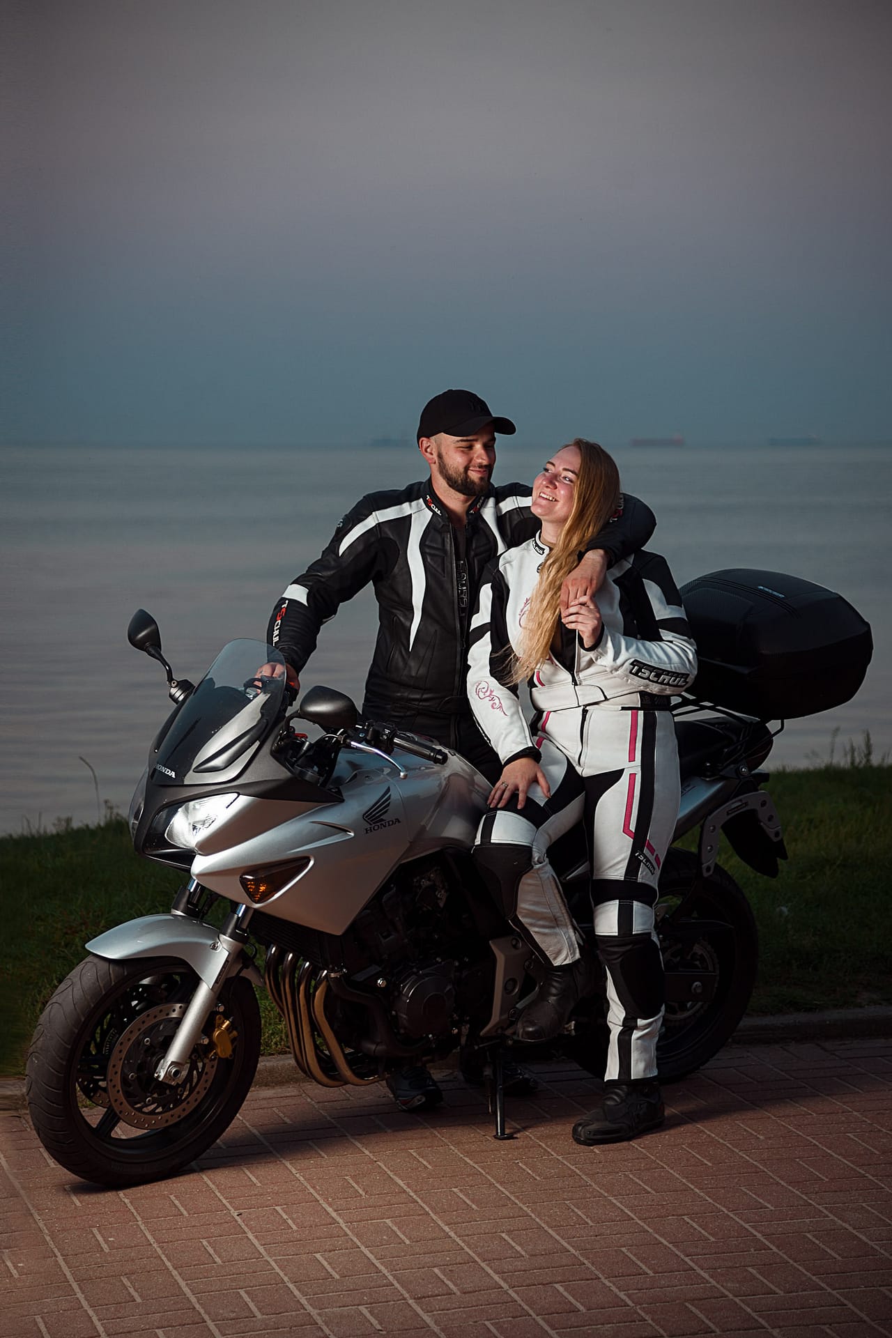 sesja zdjęciowa z parą i motocyklem na plaży w gdyni witomino