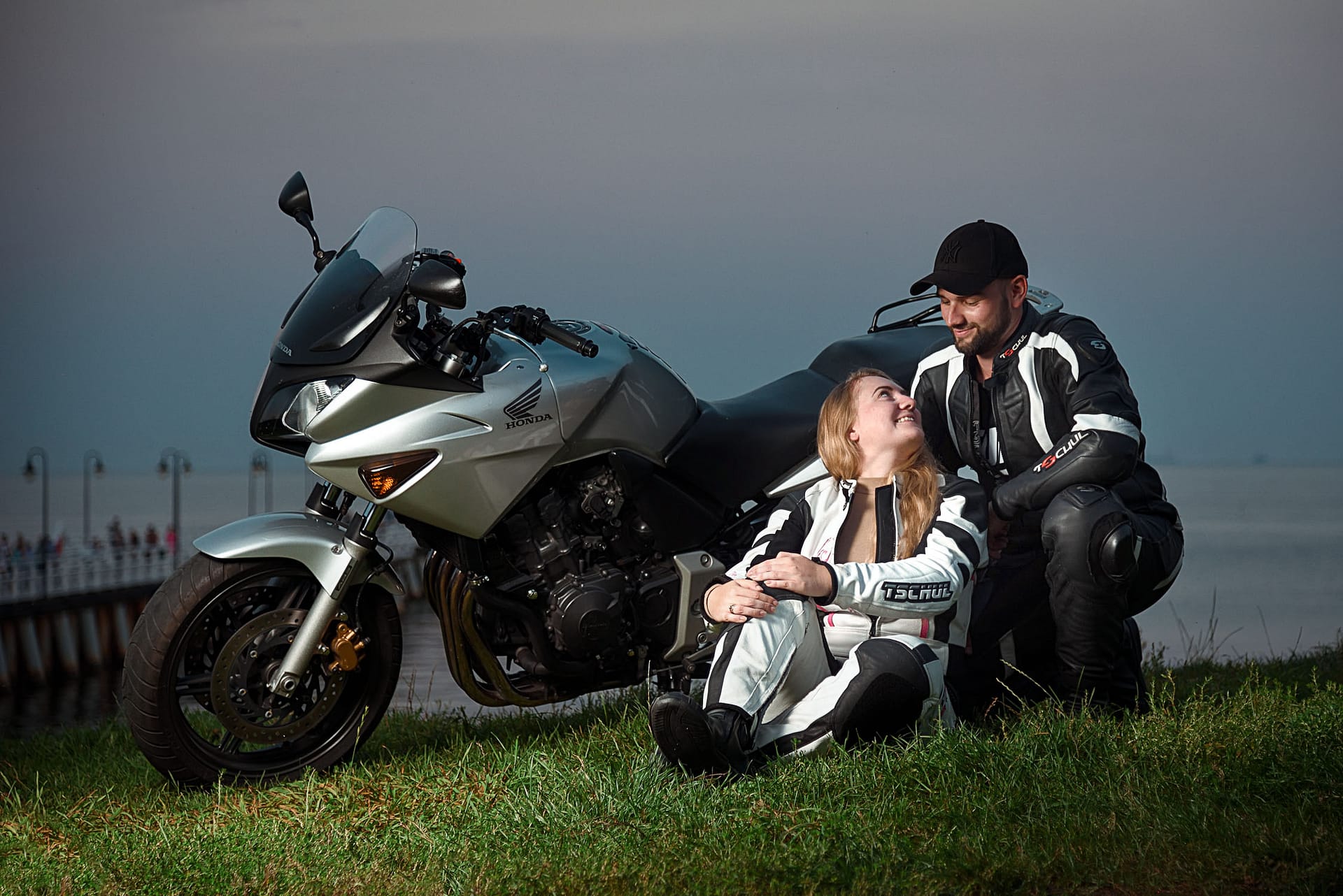 sesja zdjęciowa z parą i motocyklem na plaży w gdyni witomino