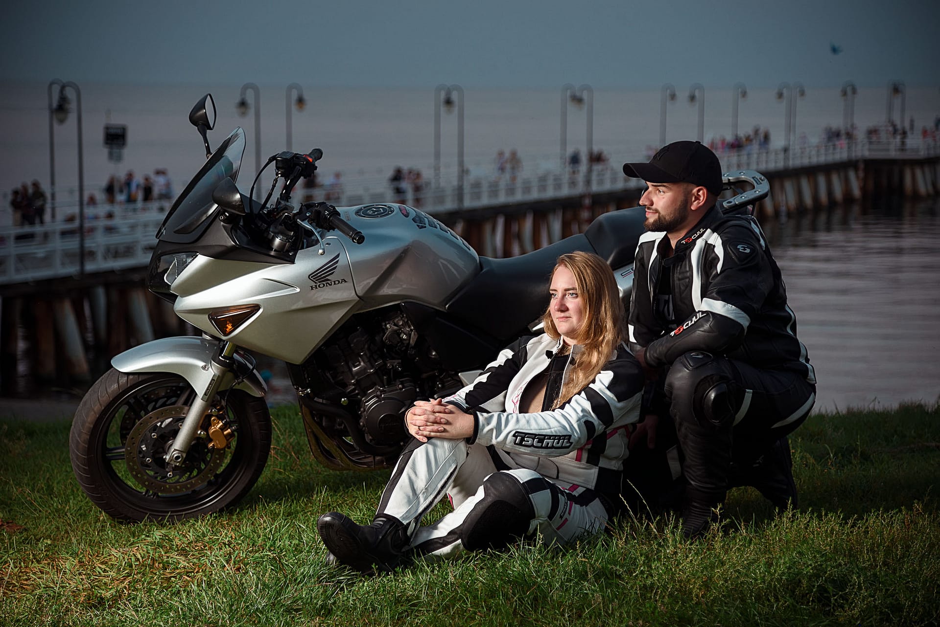 sesja zdjęciowa z parą i motocyklem na plaży w gdyni witomino