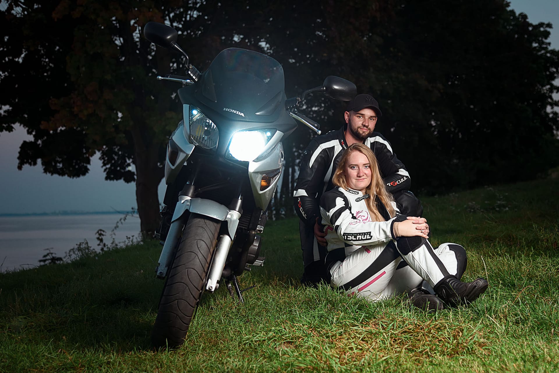 sesja zdjęciowa z parą i motocyklem na plaży w gdyni witomino