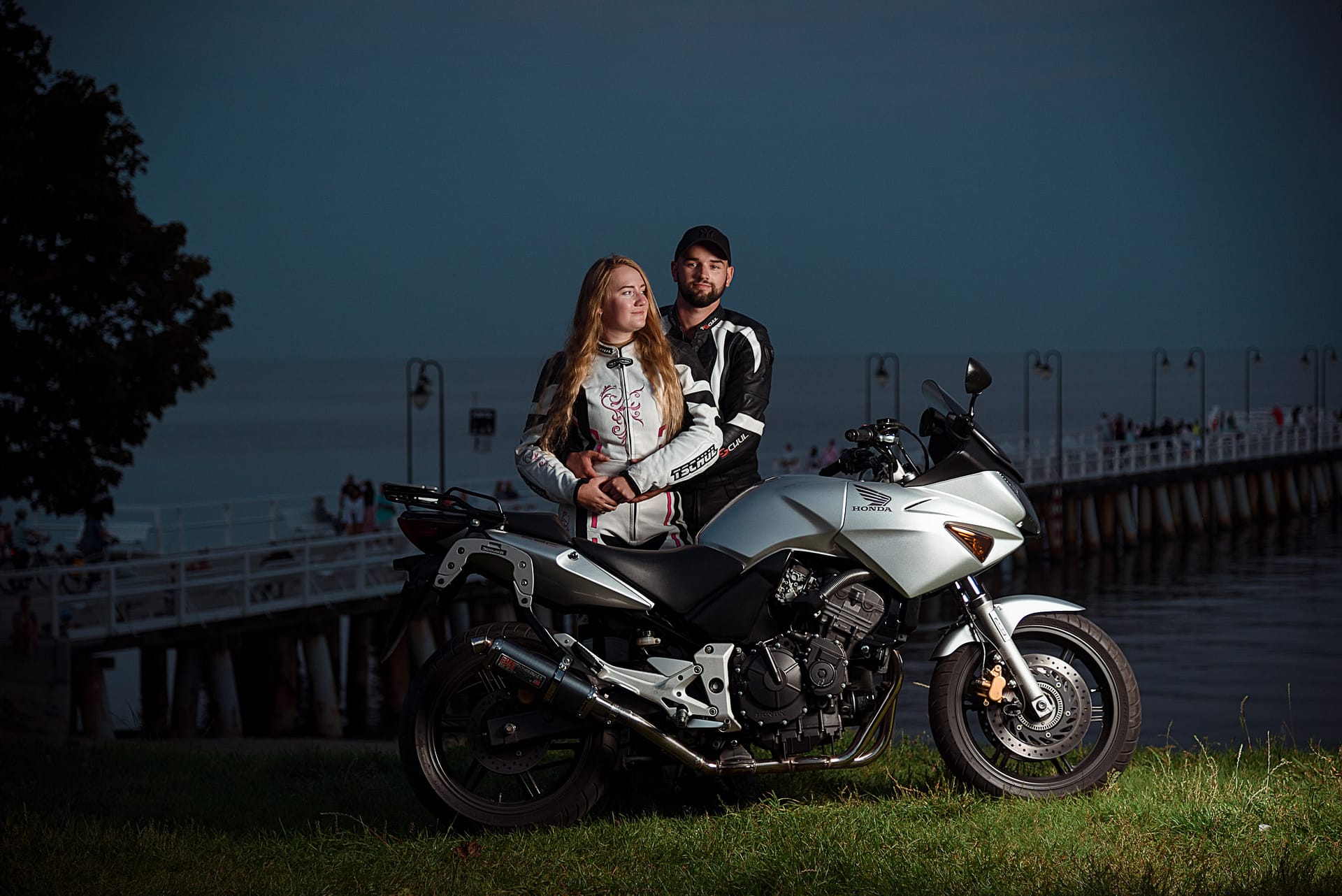 sesja zdjęciowa z parą i motocyklem na plaży w gdyni witomino