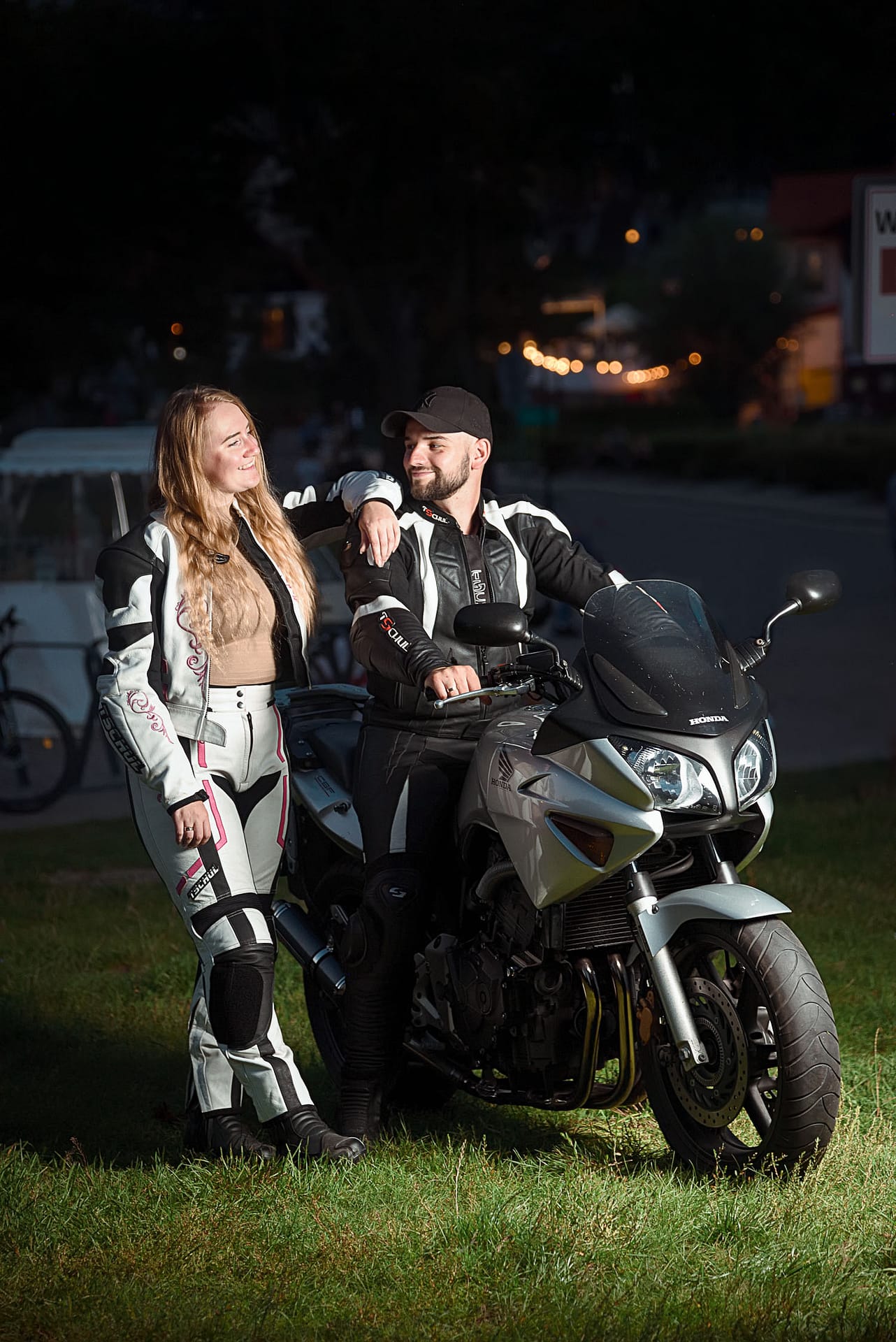 sesja zdjęciowa z parą i motocyklem na plaży w gdyni witomino