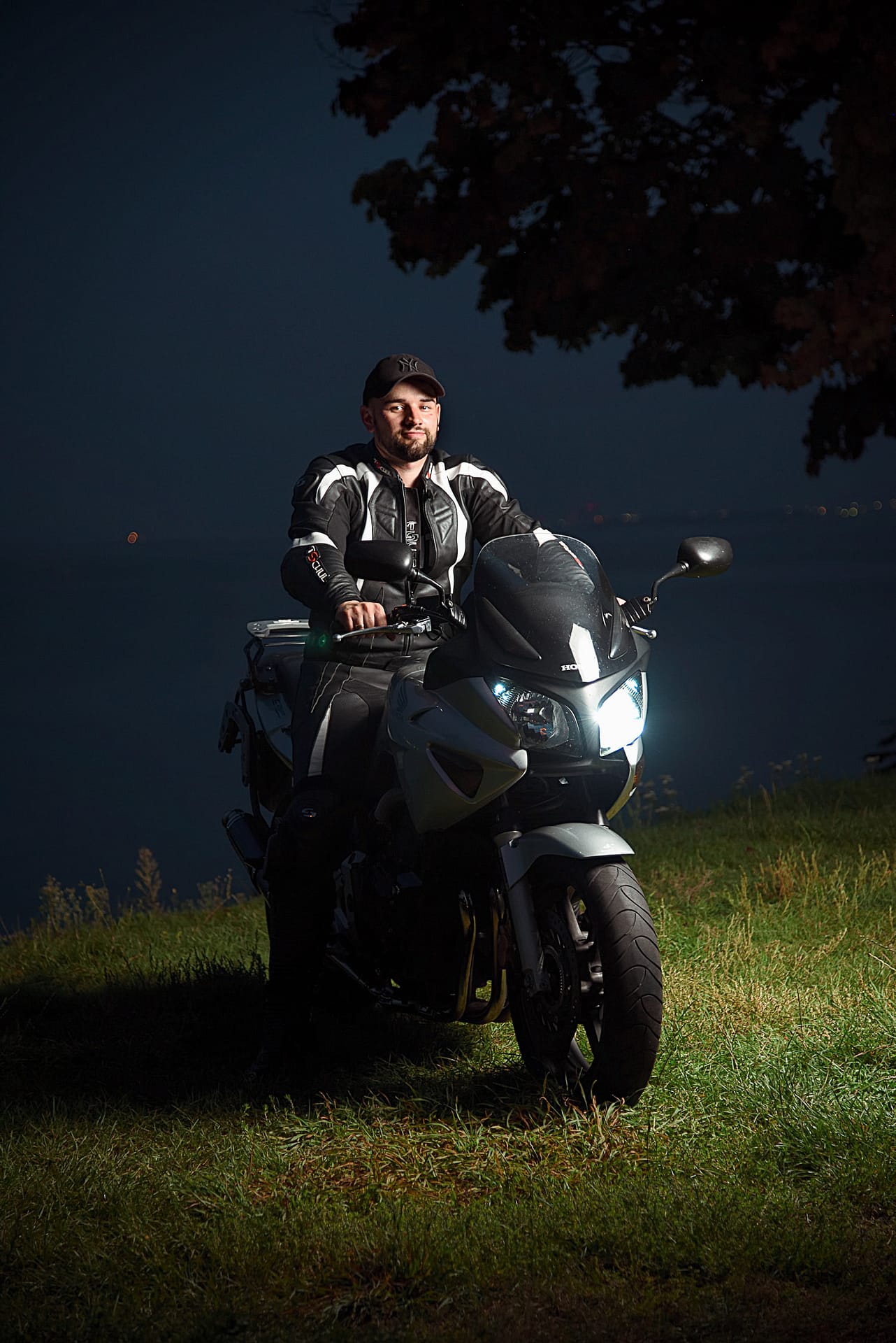 sesja zdjęciowa z parą i motocyklem na plaży w gdyni witomino