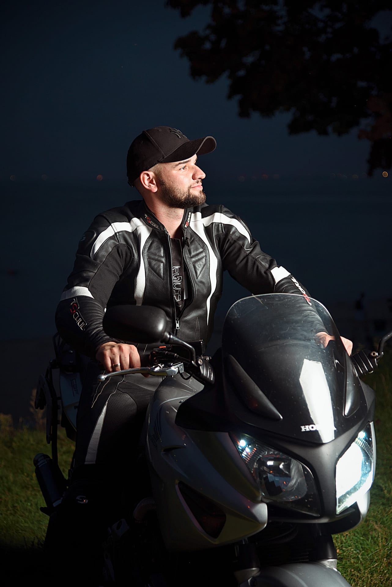 sesja zdjęciowa z parą i motocyklem na plaży w gdyni witomino