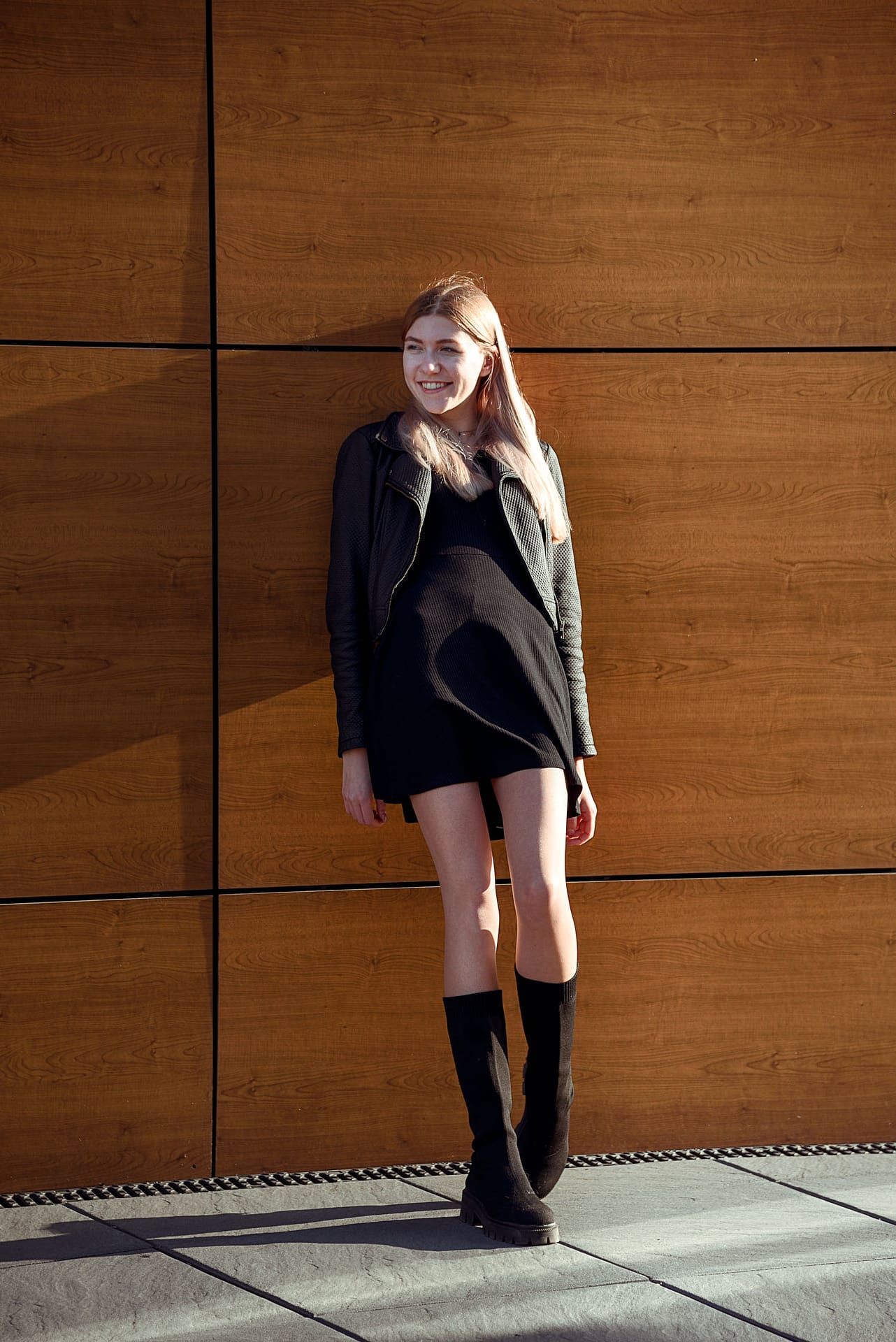 sesja zdjęciowa z dziewczyną za dnia w Gdynia Sea Towers