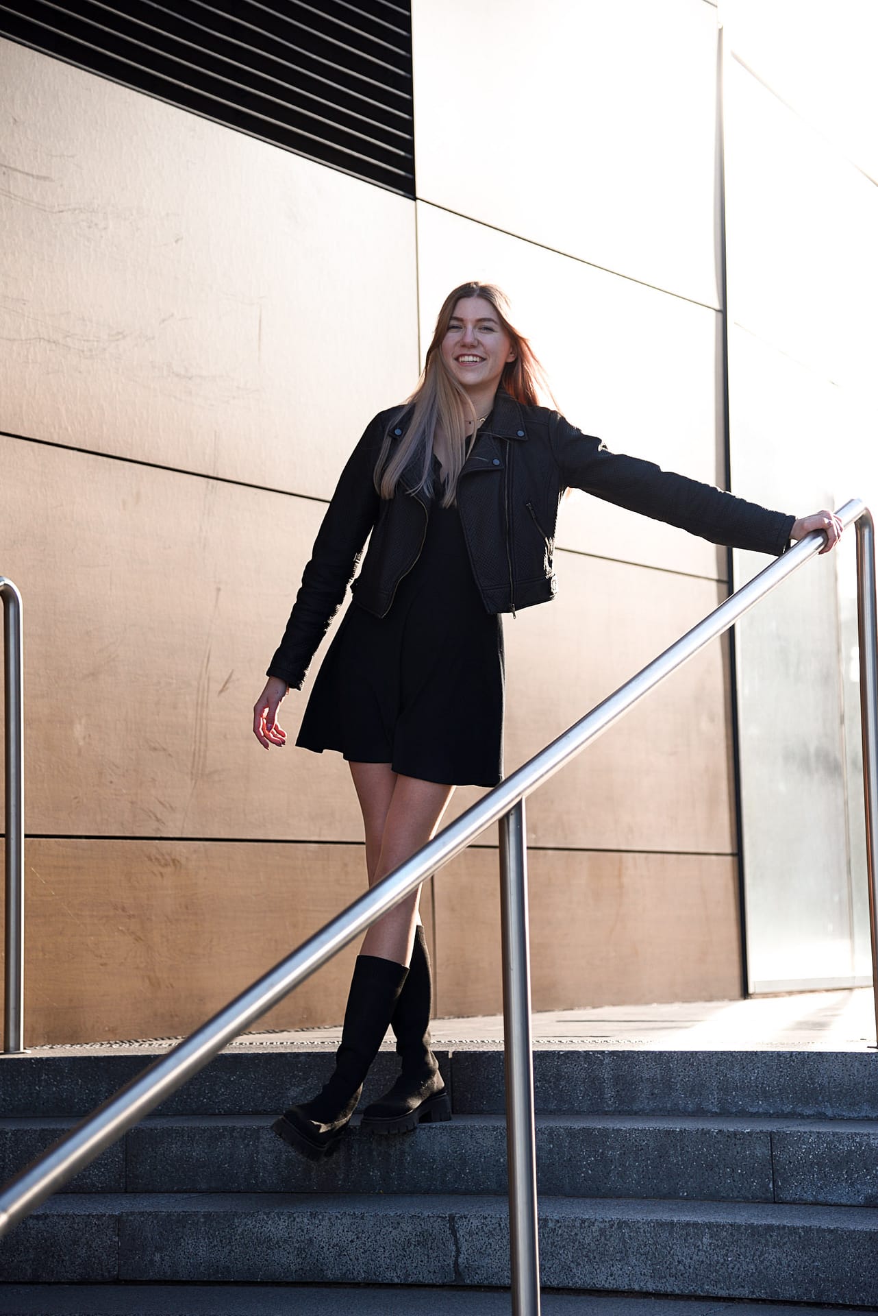 sesja zdjęciowa z dziewczyną za dnia w Gdynia Sea Towers