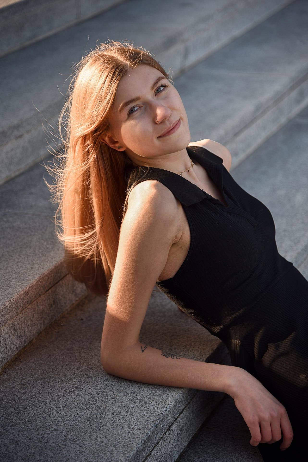 sesja zdjęciowa portretowa z dziewczyną za dnia w Gdynia Sea Towers