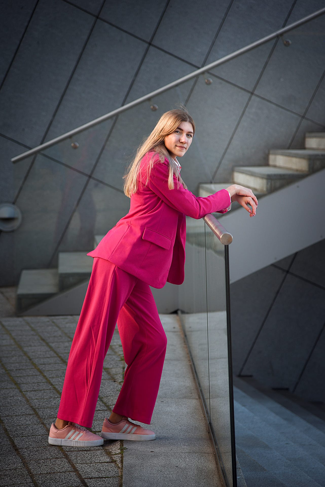 sesja zdjęciowa portretowa z dziewczyną za dnia w Gdynia Sea Towers