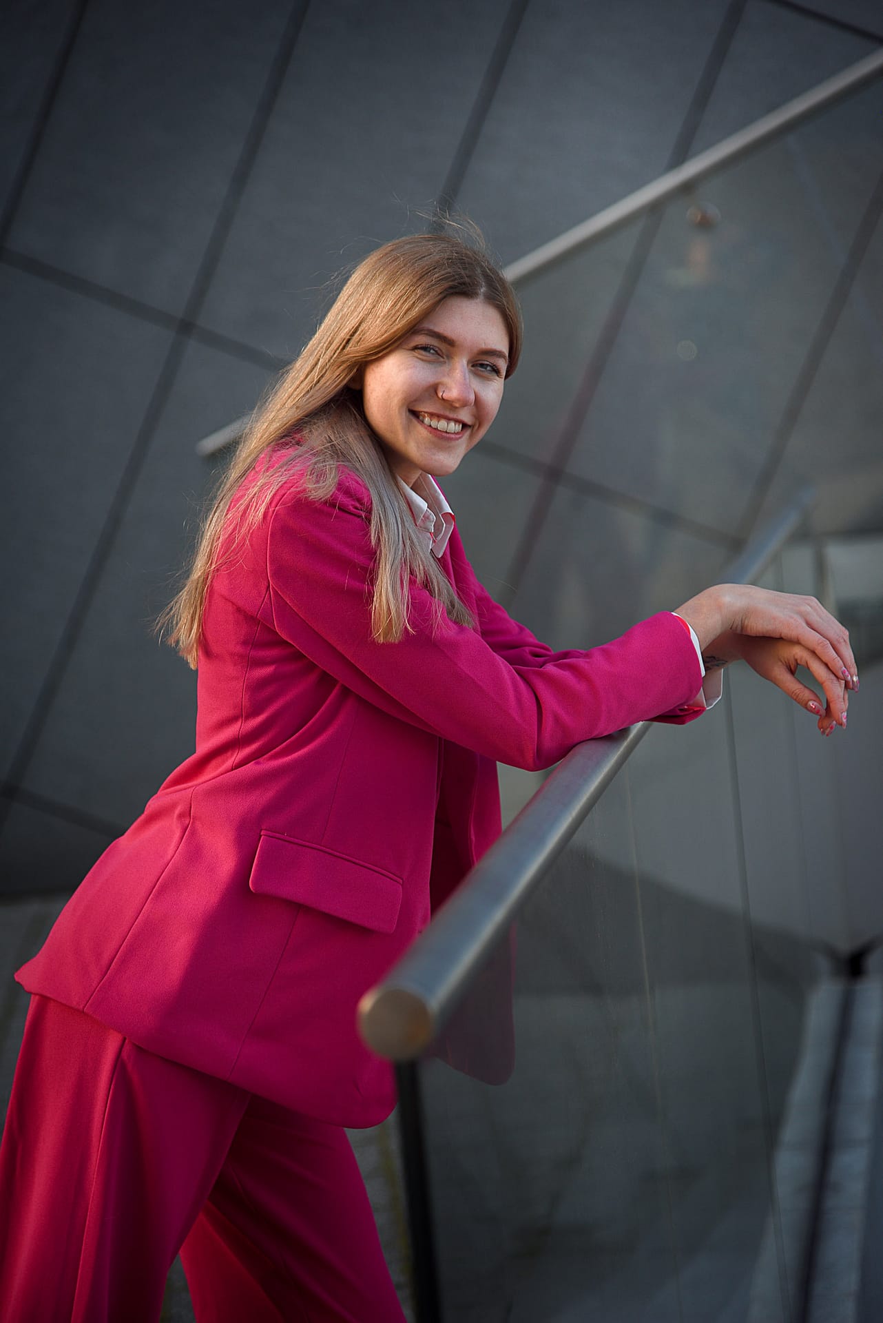 sesja zdjęciowa portretowa z dziewczyną za dnia w Gdynia Sea Towers