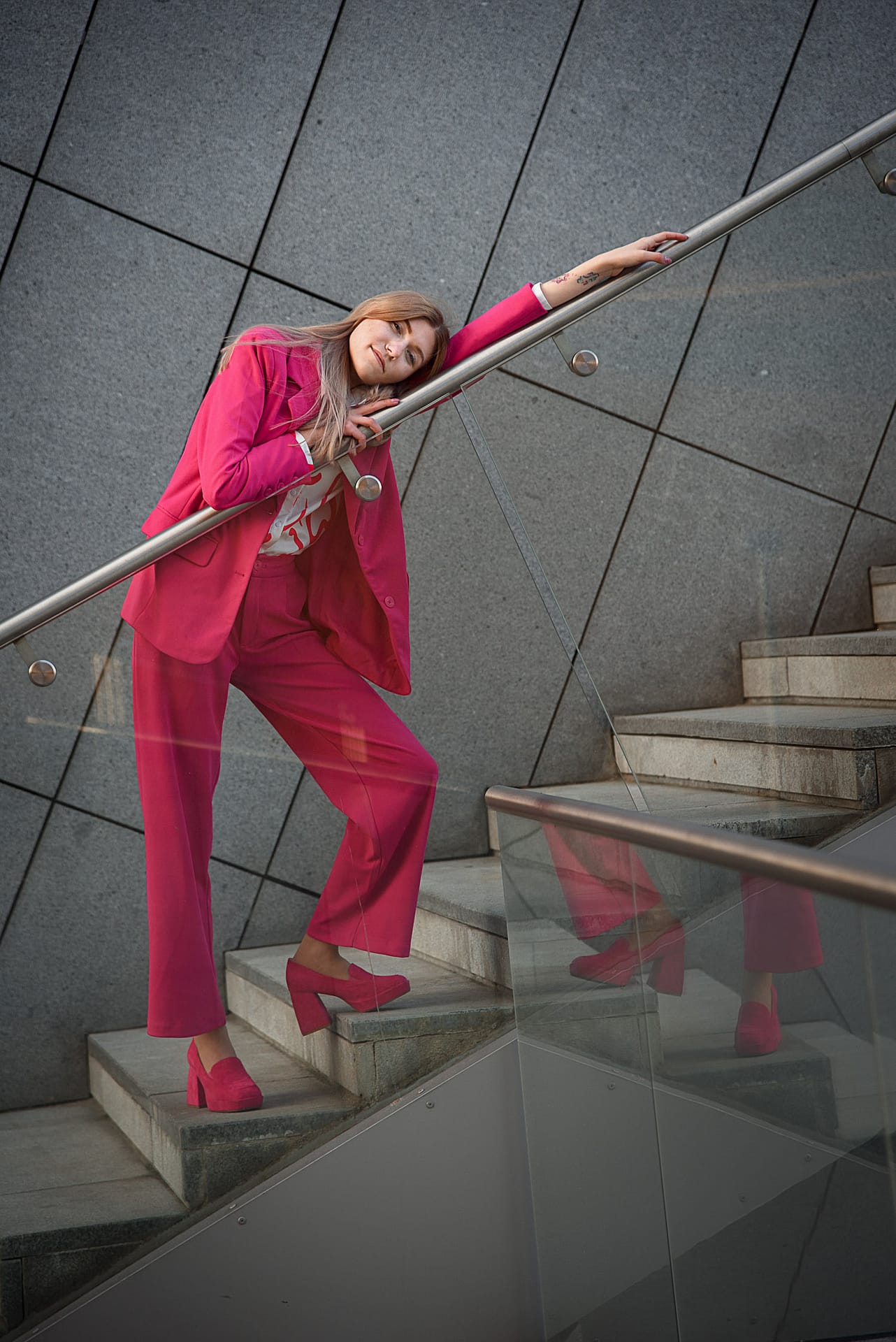 sesja zdjęciowa portretowa z dziewczyną za dnia w Gdynia Sea Towers