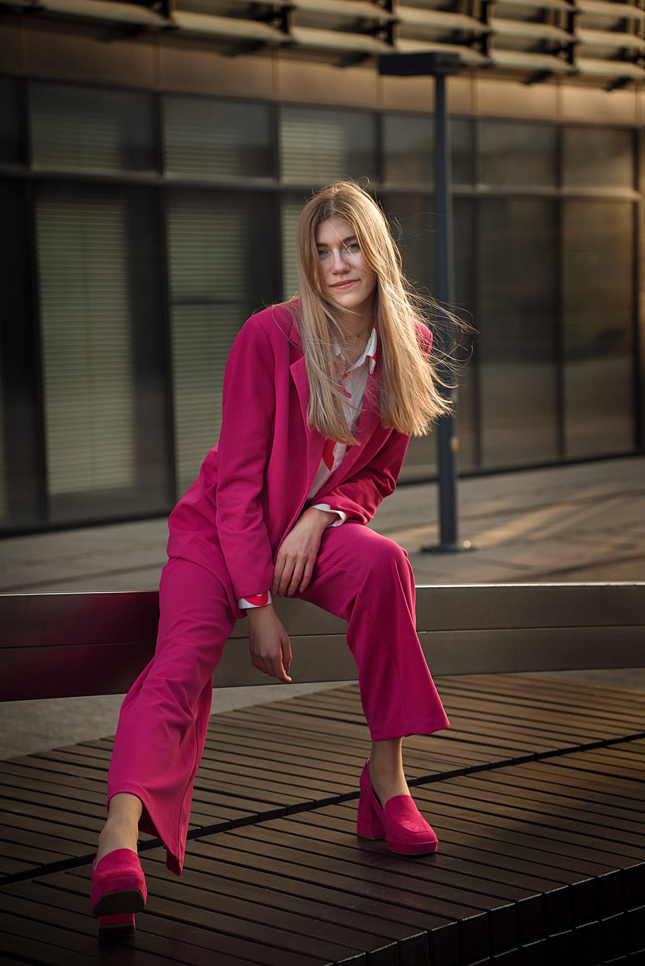 sesja zdjęciowa portretowa z dziewczyną za dnia w Gdynia Sea Towers