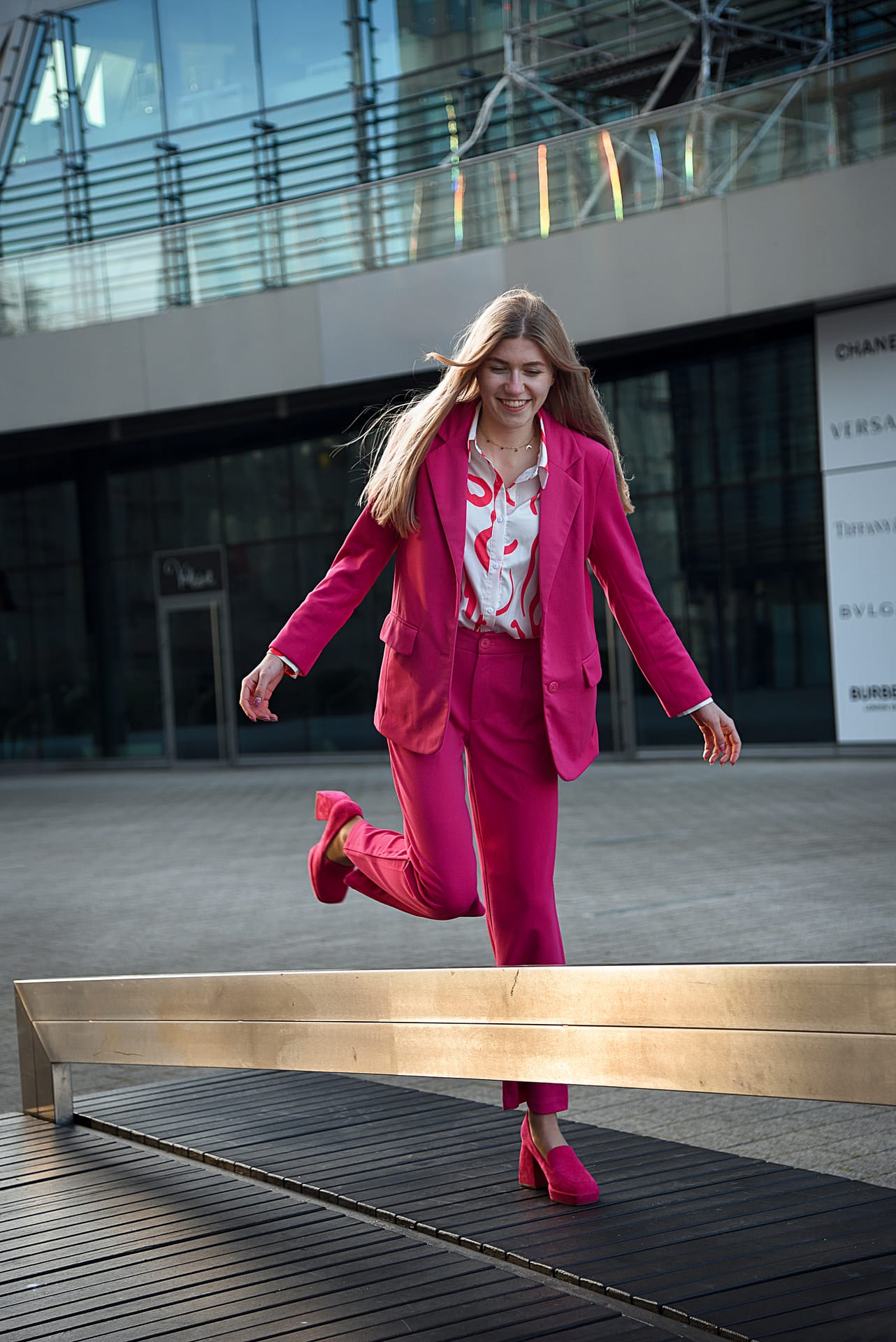 sesja zdjęciowa portretowa z dziewczyną za dnia w Gdynia Sea Towers