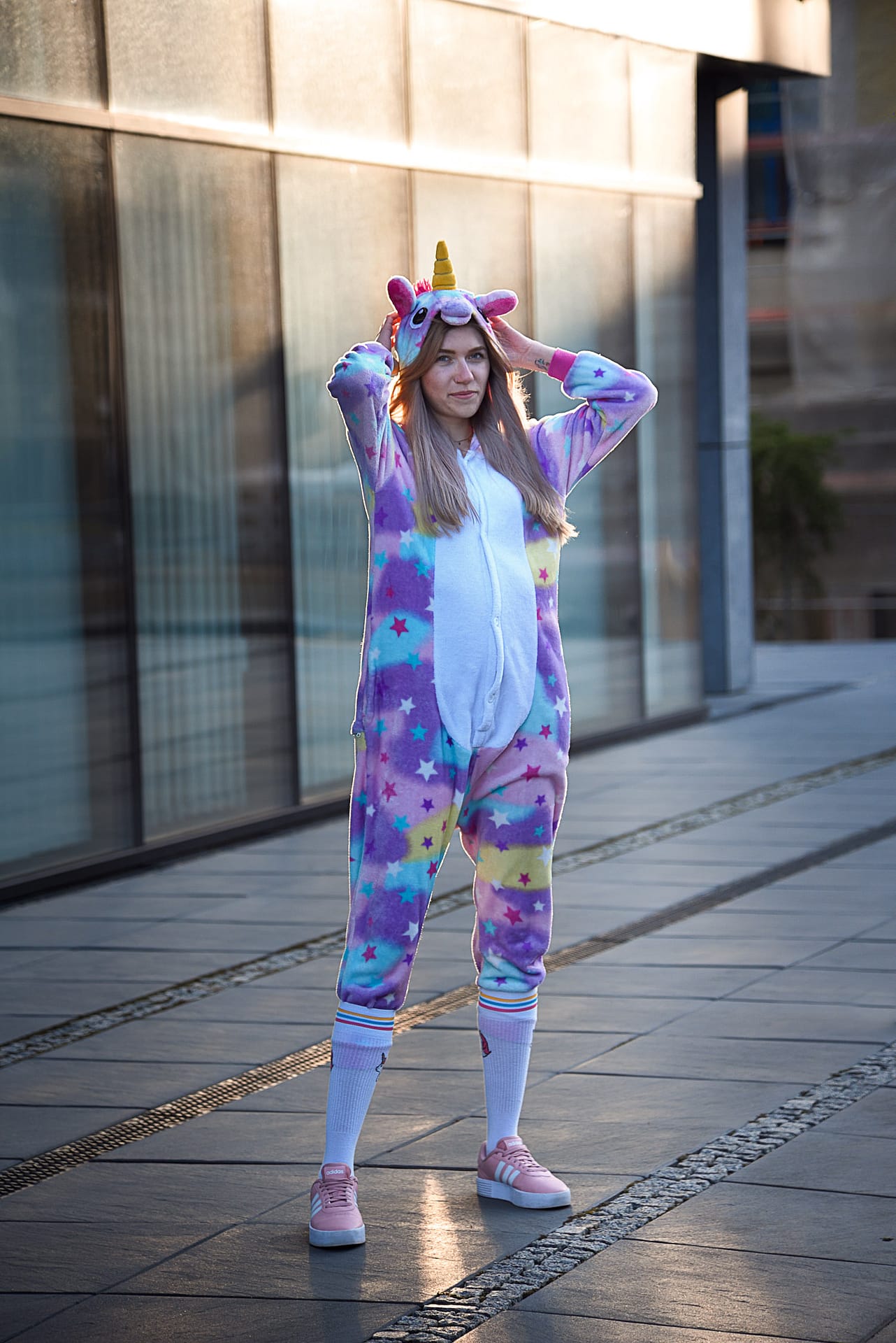 sesja zdjęciowa portretowa z dziewczyną za dnia w Gdynia Sea Towers