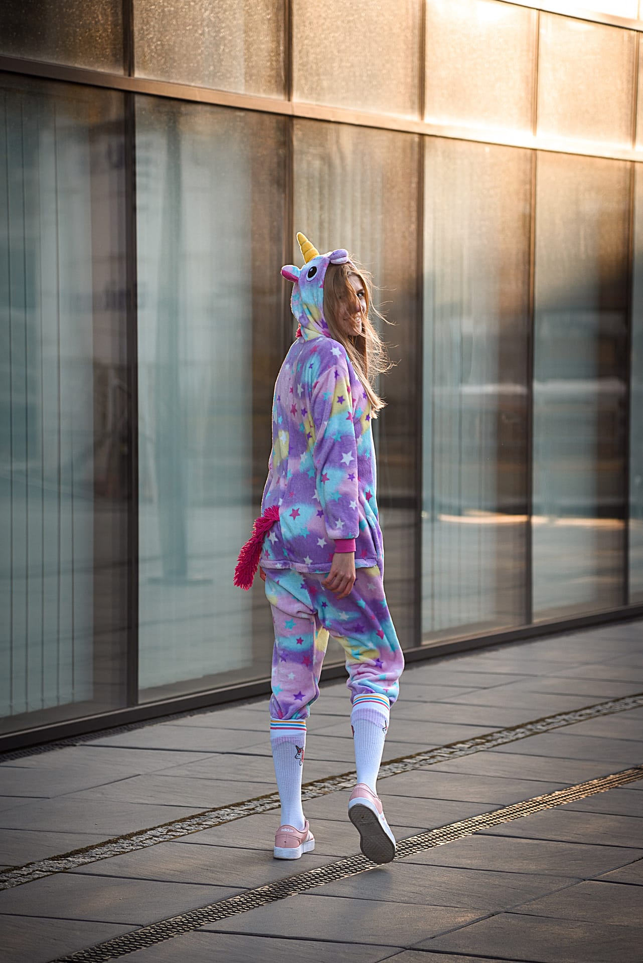 sesja zdjęciowa portretowa z dziewczyną za dnia w Gdynia Sea Towers