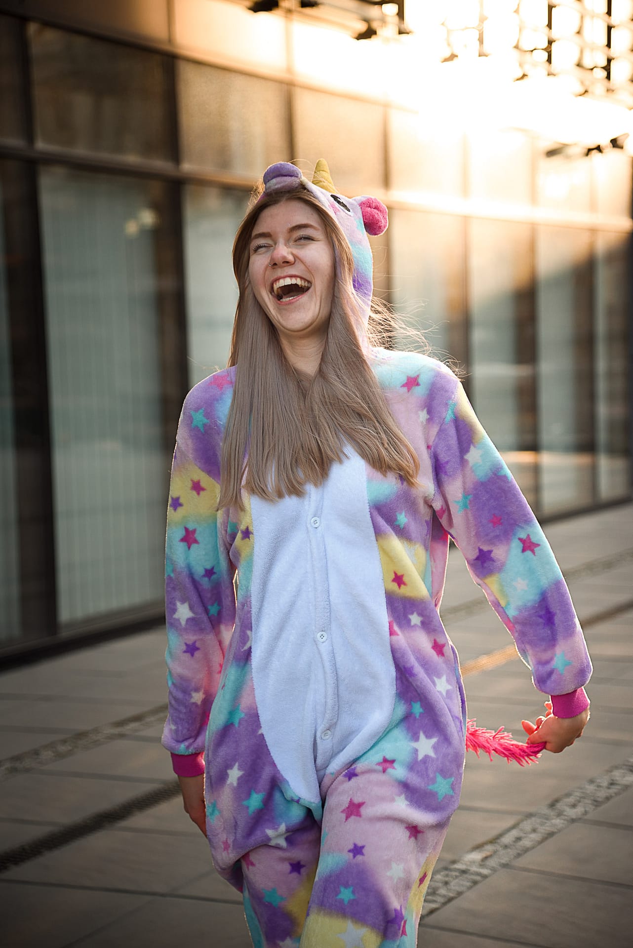 sesja zdjęciowa portretowa z dziewczyną za dnia w Gdynia Sea Towers