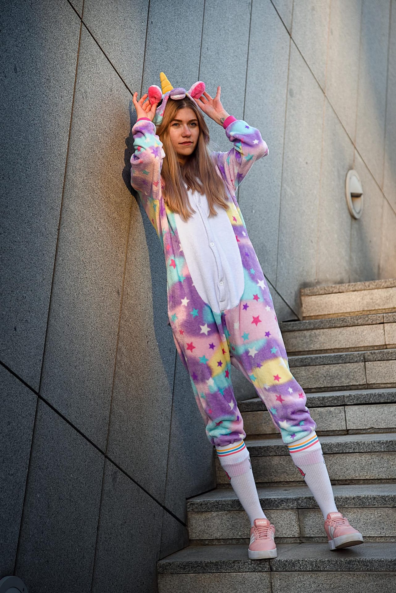 sesja zdjęciowa portretowa z dziewczyną za dnia w Gdynia Sea Towers