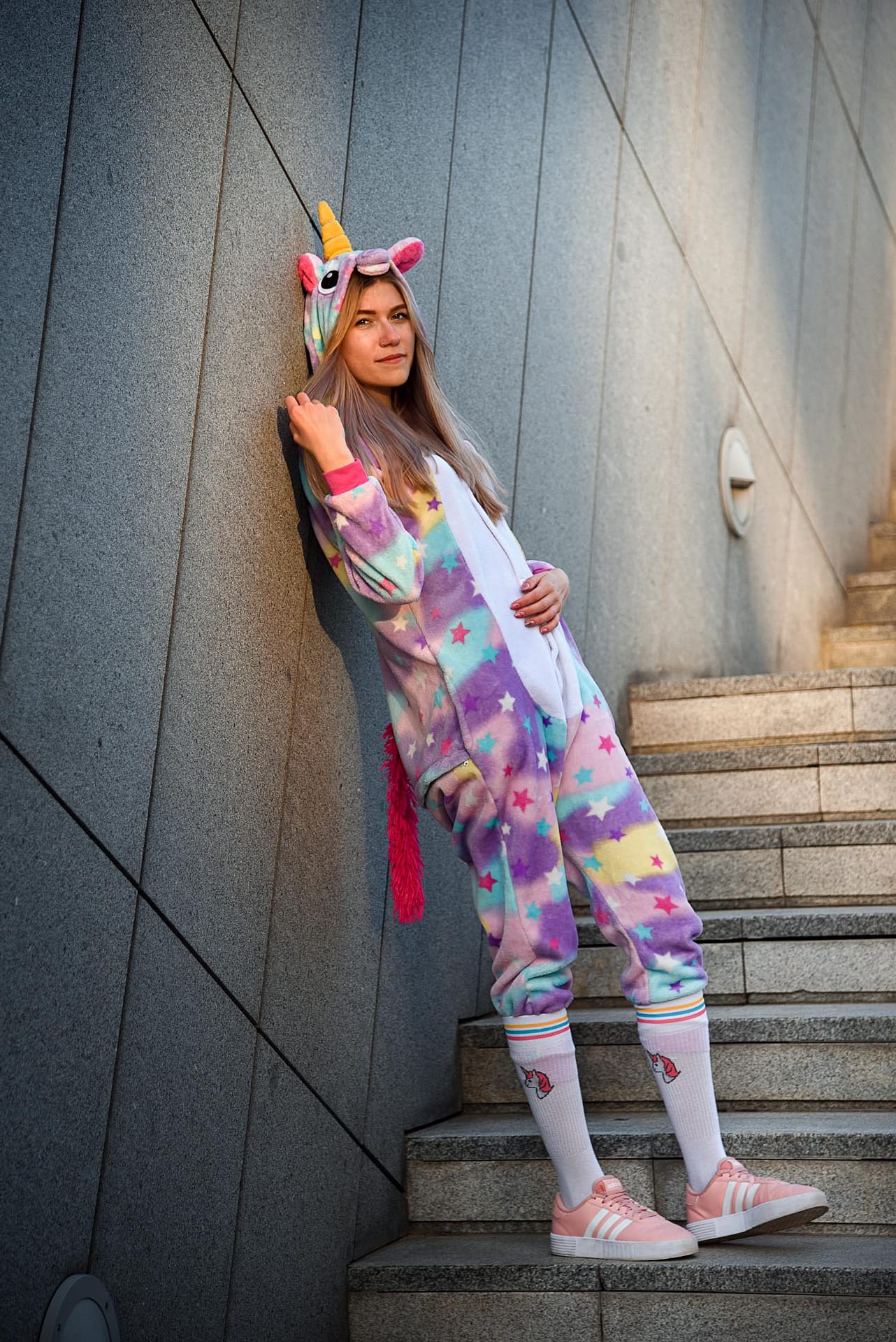 sesja zdjęciowa portretowa z dziewczyną za dnia w Gdynia Sea Towers