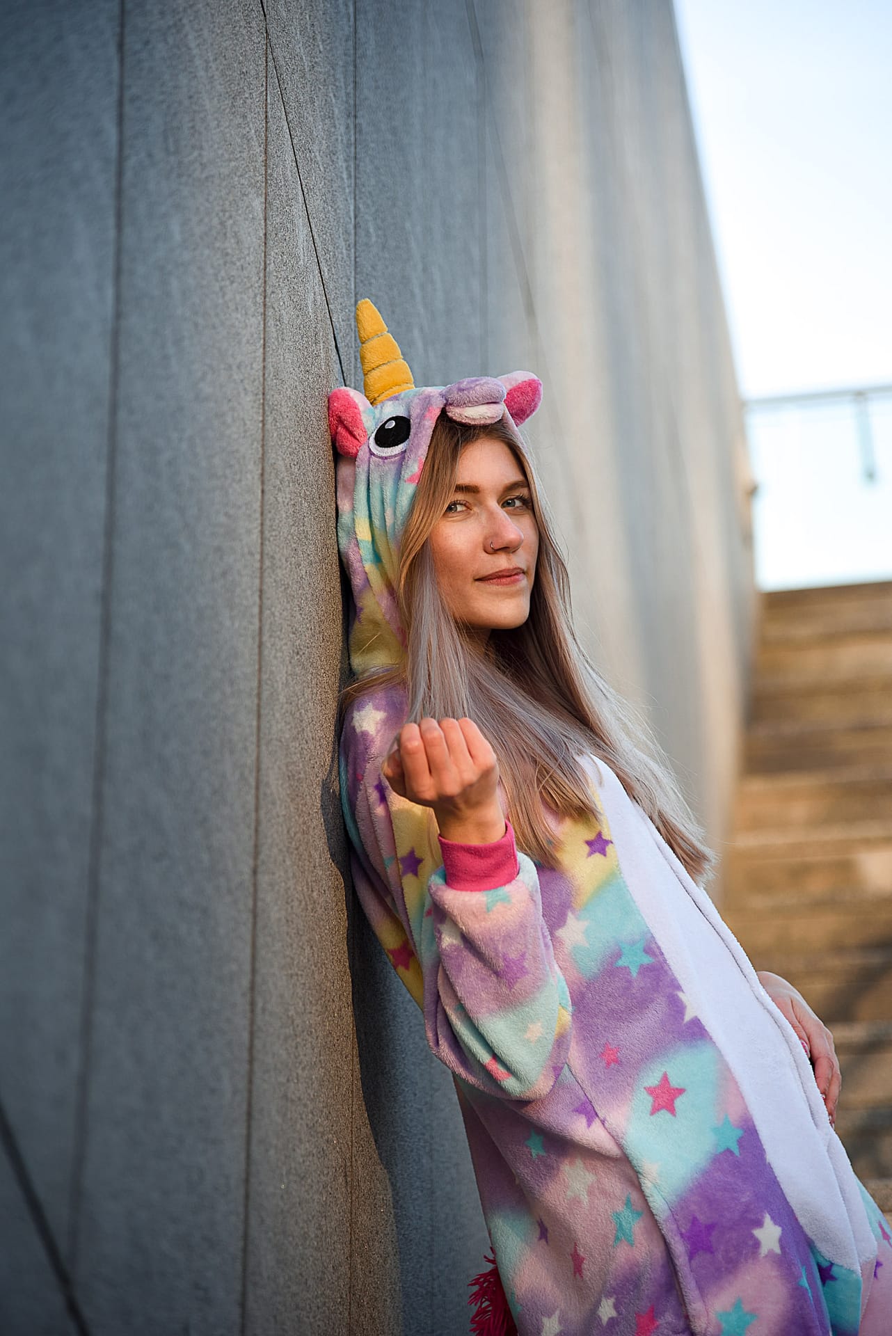 sesja zdjęciowa portretowa z dziewczyną za dnia w Gdynia Sea Towers