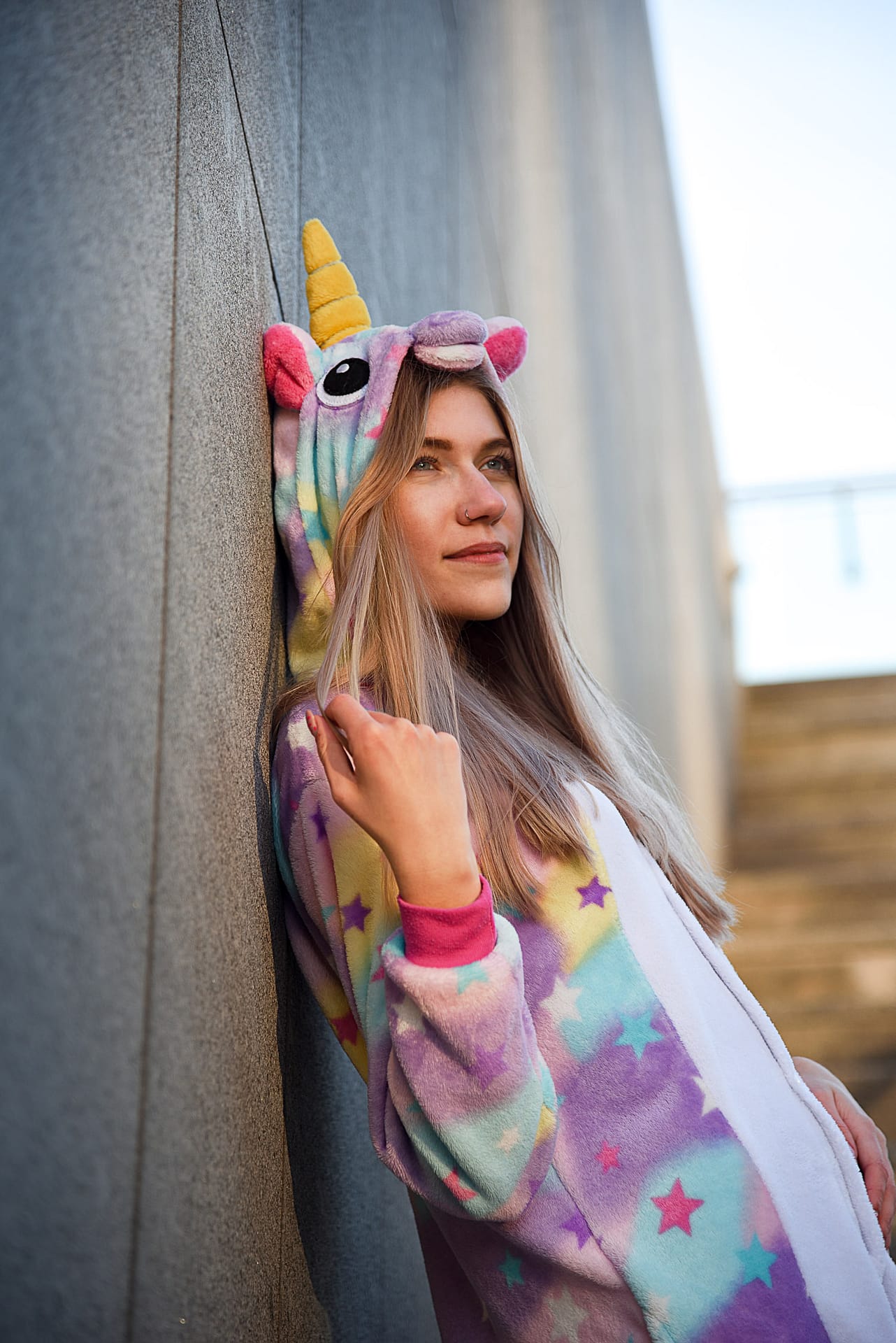 sesja zdjęciowa portretowa z dziewczyną za dnia w Gdynia Sea Towers