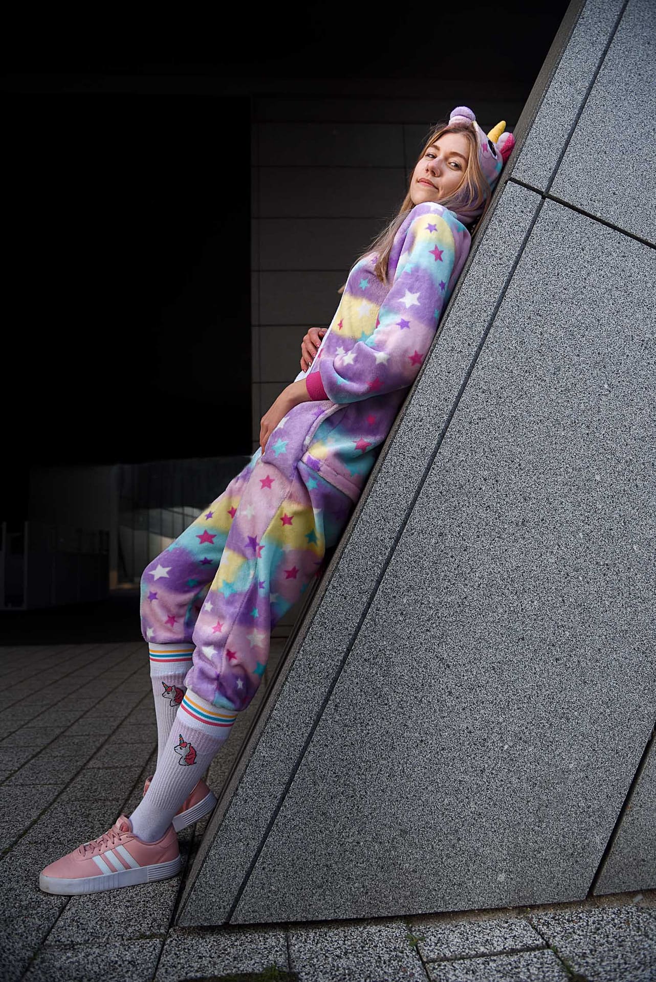 sesja zdjęciowa portretowa z dziewczyną za dnia w Gdynia Sea Towers